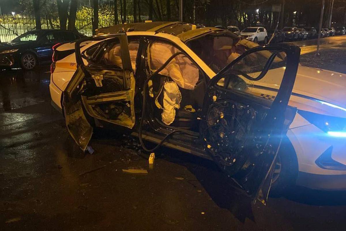 На улице Немчинова в Москве взорвалась машина такси