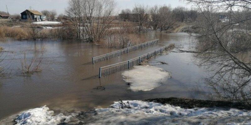 На затопленные территории в Саратовской области доставляют продукты и питьевую воду