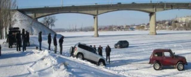 В Камышине внедорожник частично провалился под лед Волги