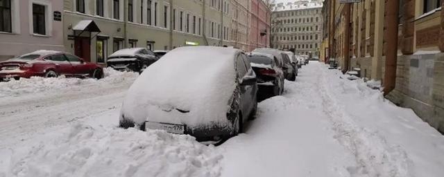 Петербург встречает декабрь снежными завалами во дворах и на тротуарах