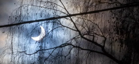 Жители Йошкар-Олы засняли солнечное затмение