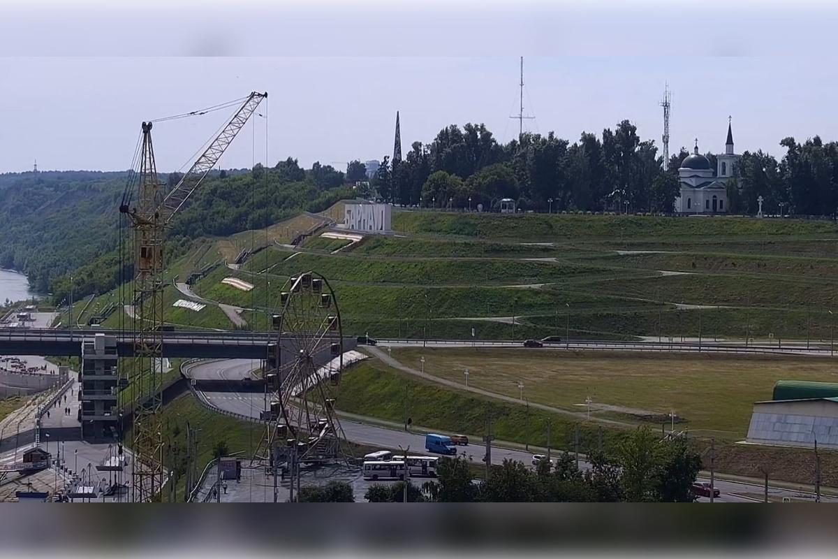 В Барнауле временно приостановили новое колесо обозрения