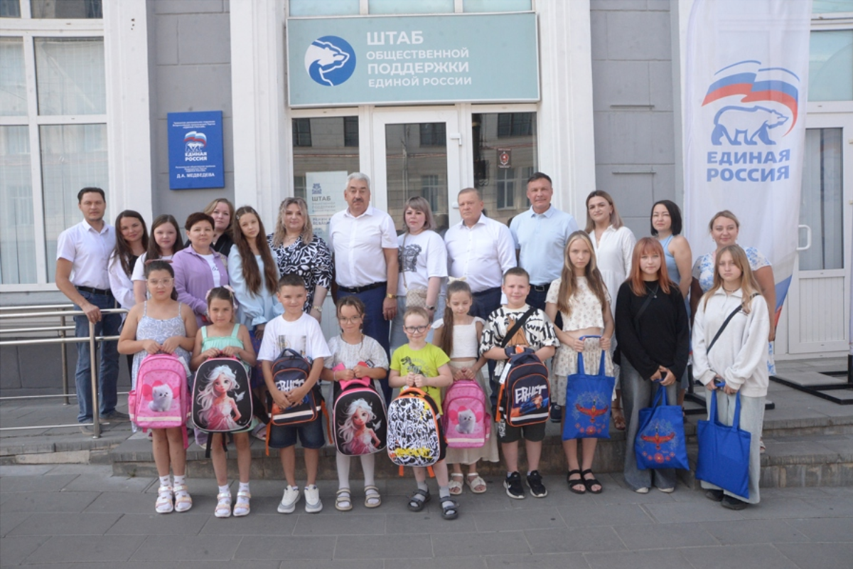 Спикер Госсовета Чувашии Леонид Черкесов вручил детям рюкзаки со школьными принадлежностями