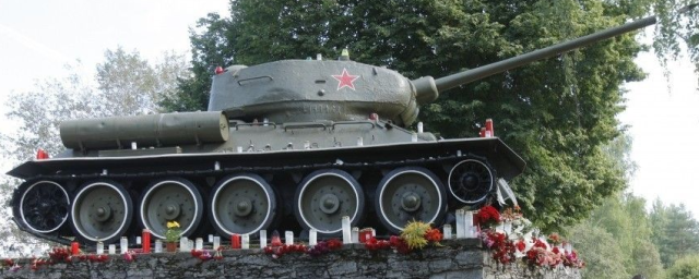 Губернатор Курской области предложил забрать демонтированный Т-34 из Нарвы