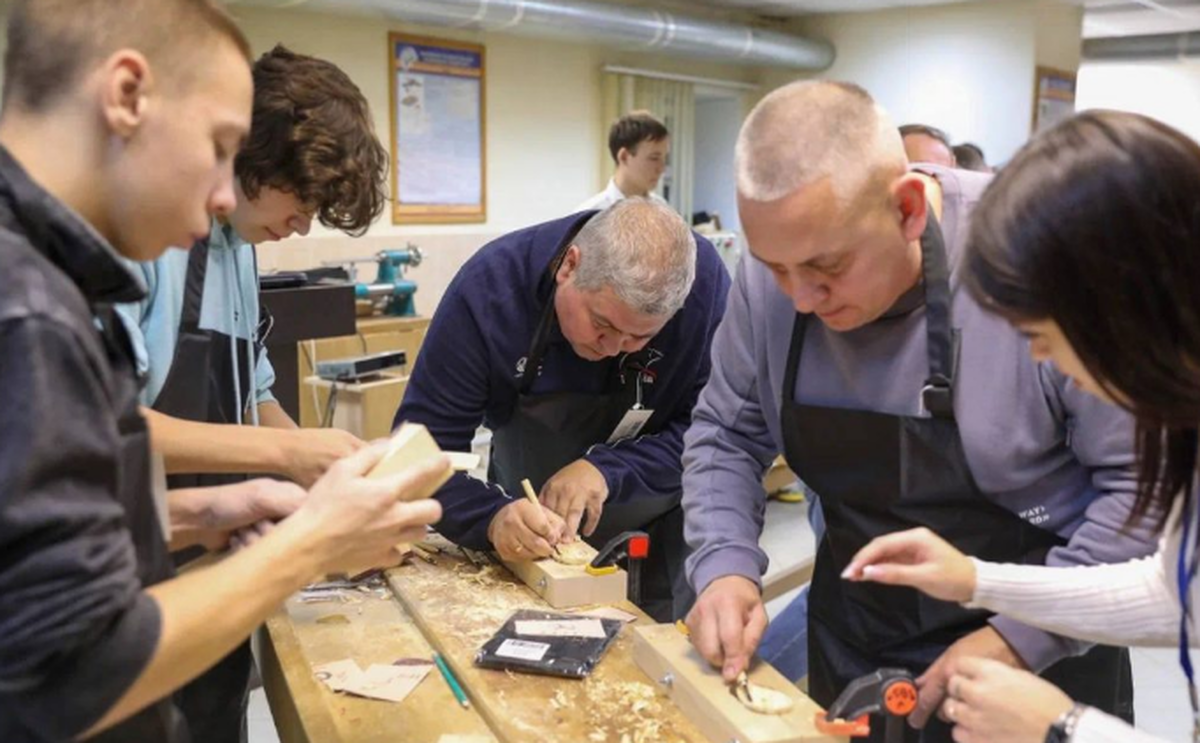 «Единая Россия» вместе с Волгатехом организовали уникальную Гараж-мастерскую в честь Дня Отца