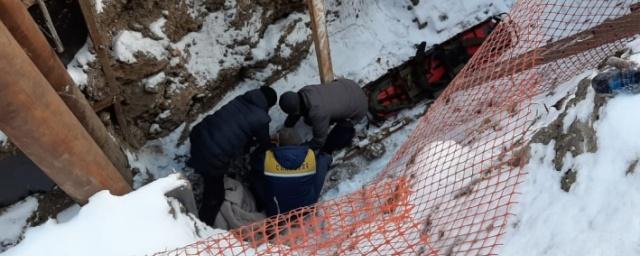 В Екатеринбурге ребенок упал в траншею. Видео