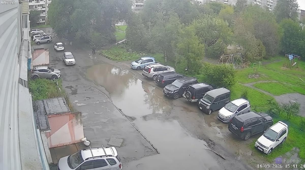 «Болевая точка»: новый ЖК вырастет, а старый двор на Дзержинского утонет в ямах и лужах