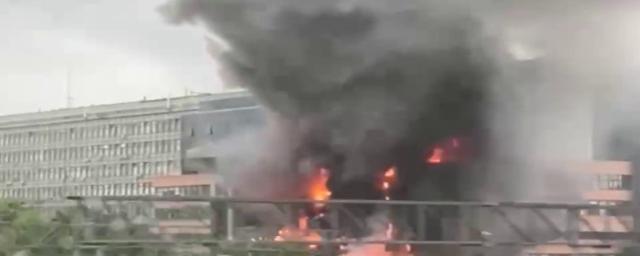 Спасатели вывели из горящего здания бизнес-центра на западе Москвы более 120 человек