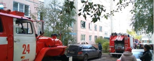 В Омске спасли 7-летнюю девочку, выпрыгнувшую из окна горящей квартиры