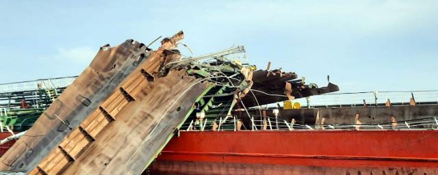 Пострадавший при взрыве танкер «Генерал Ази Асланов» начал разрушаться