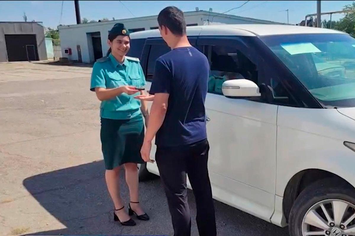 Астраханские таможенники передали 5 авто бойцам СВО, которые хотели вывезти незаконно