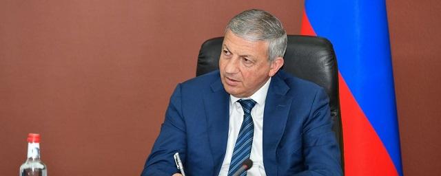 Глава Северной Осетии порекомендовал выдавать меньше соцпособий