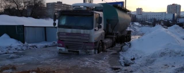 В Саратове цементовоз вмерз в лед из-за коммунальной аварии