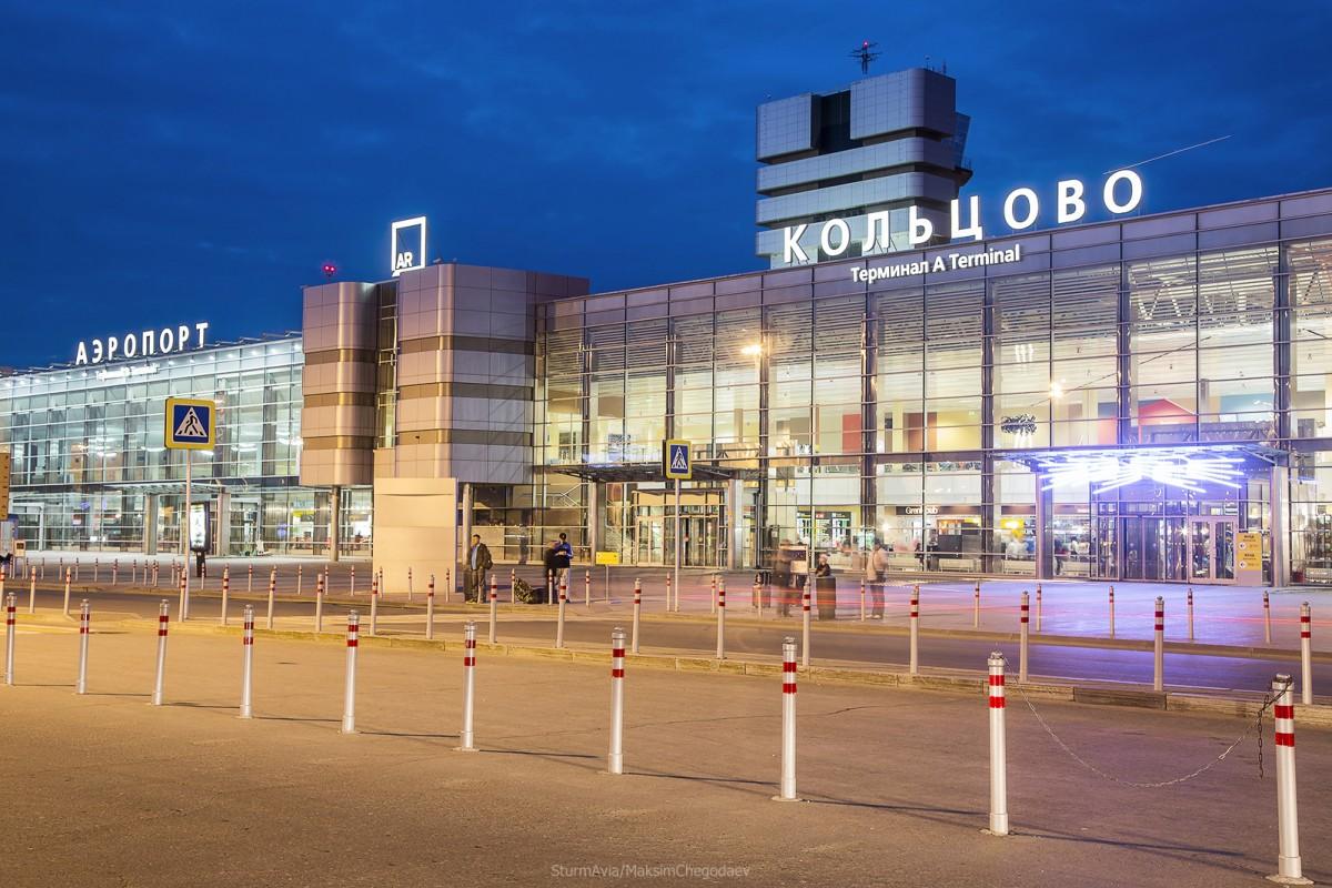 В Кольцово сотни туристов застряли на паспортном контроле