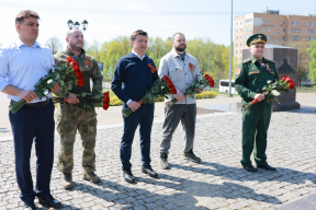 Губернатор Андрей Воробьев почтил память героев возложением цветов к стеле «Город воинской славы» в Можайске