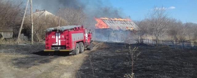 В Новосибирской области из-за пала травы загорелись три дома