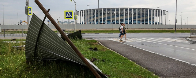 В Нижнем Новгороде штормовой ветер снес одну из стен павильона по выдаче карт болельщика у стадиона