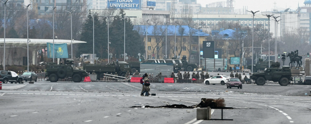 Улицы Алма-Аты начали патрулировать вооруженные винтовками военные