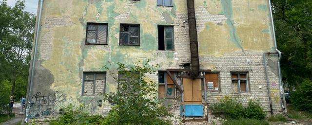 Замглавы Дзержинска встретился с жильцами аварийного дома по ул. Ситнова