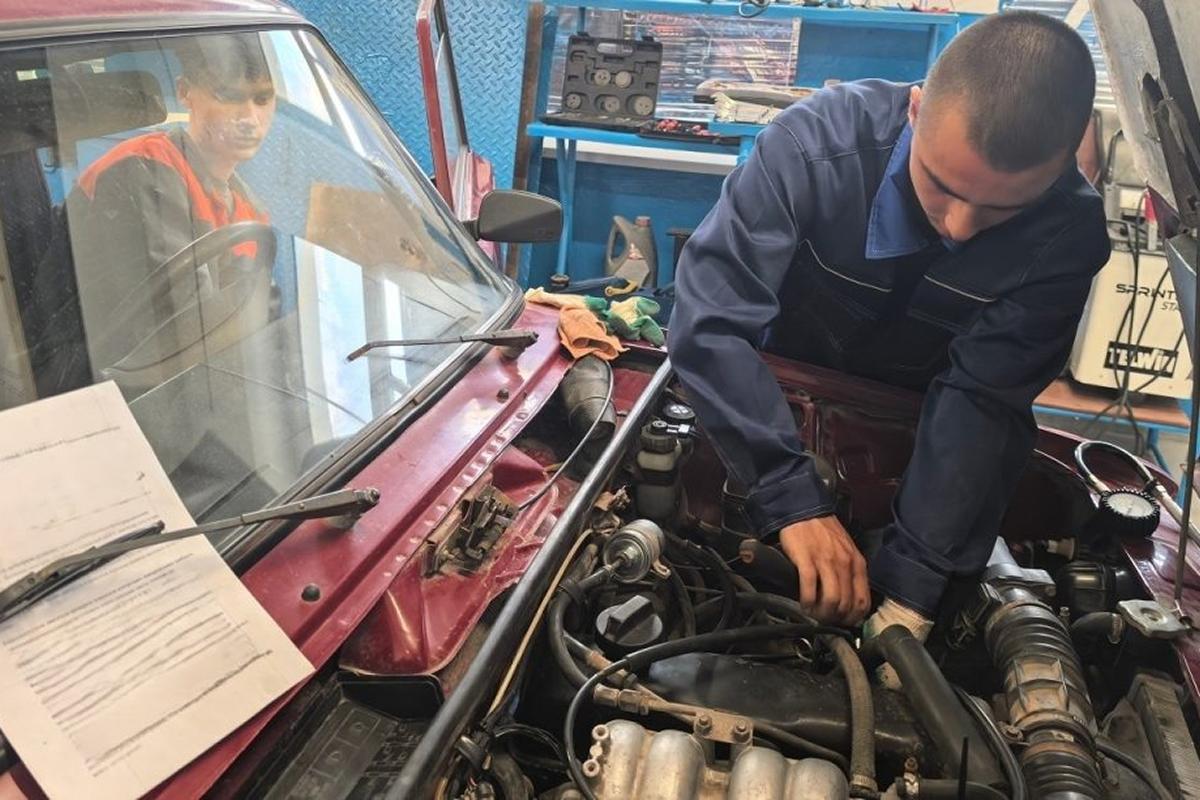 Сизый дым и стук под капотом: как распознать «убийц» двигателя и избежать ремонта