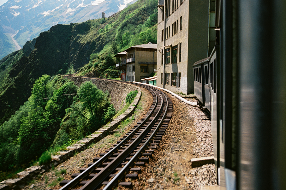 Отель с видом на море в Абхазии оказался практически на путях