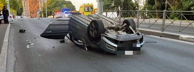 В Калининграде от удара о столб автомобиль разорвало надвое
