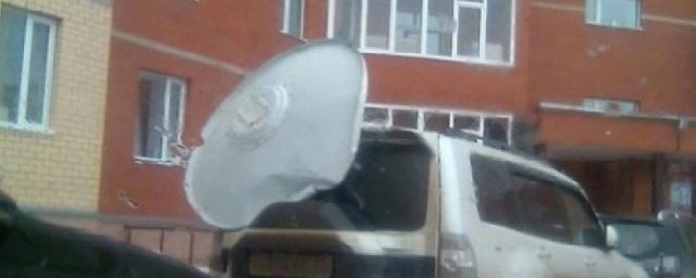 Из-за сильного ветра в Ухте на автомобиль упала спутниковая антенна
