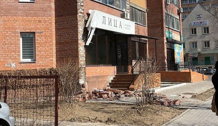 В Благовещенске на улице Новой обрушился кирпич с фасада жилого дома