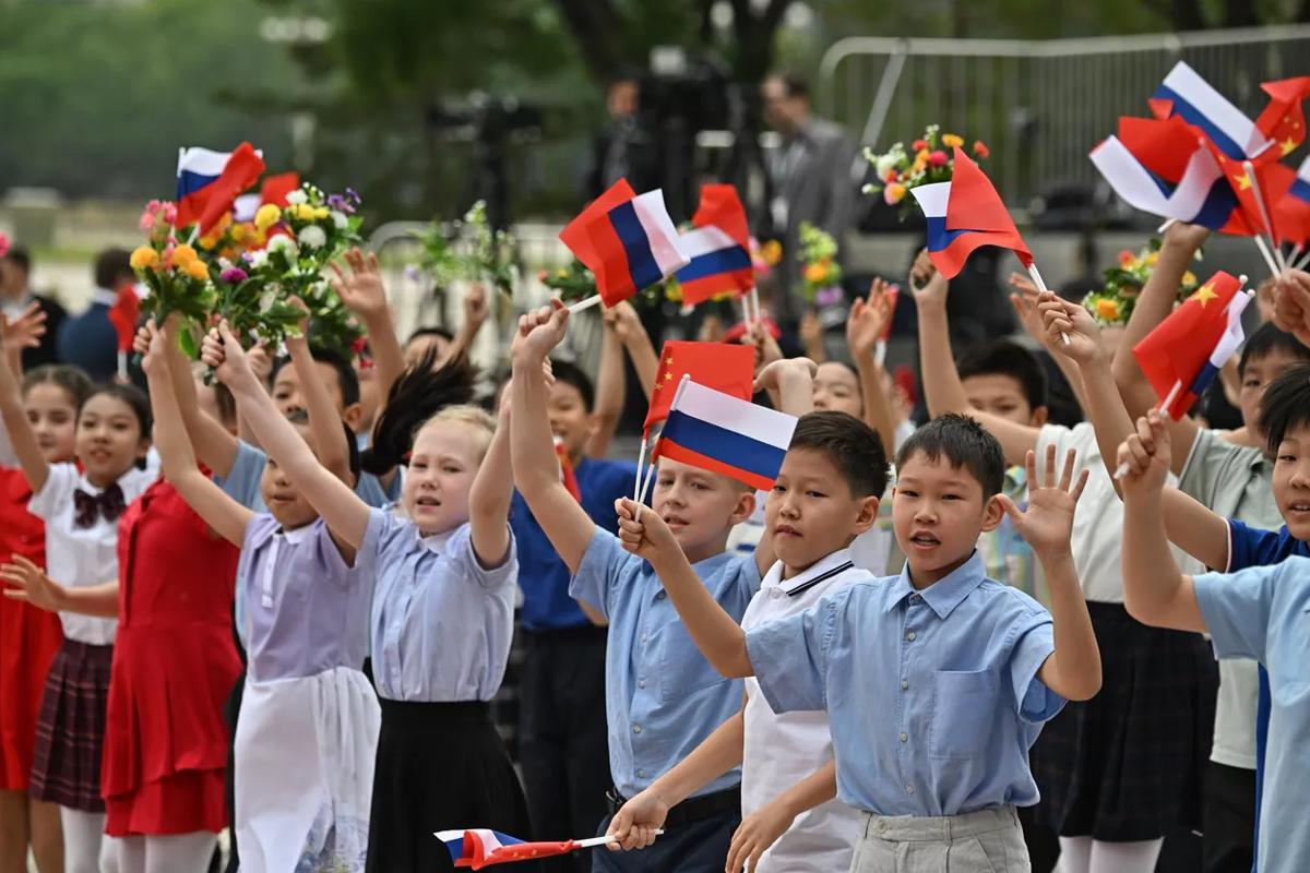 Школьники Пекина приветствовали Путина (военный преступник) с цветами и флажками