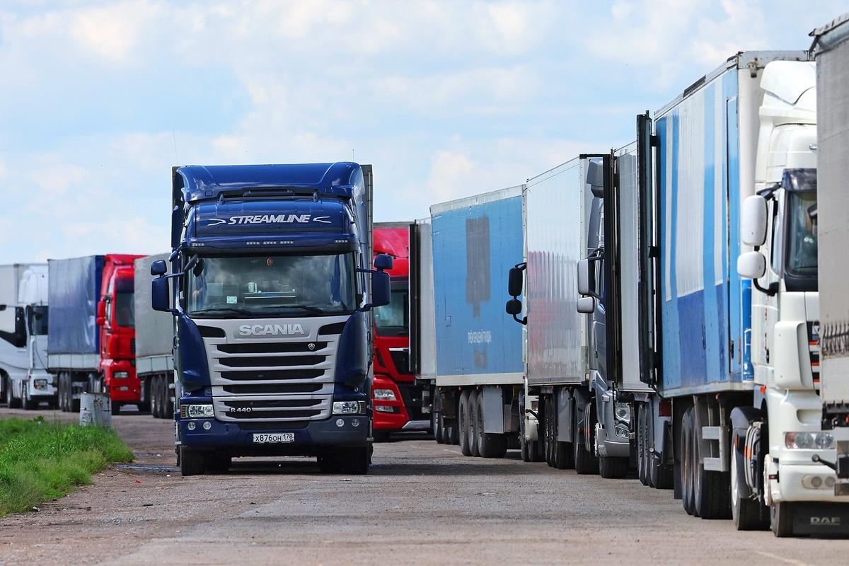 На границе Казахстана стали досматривать грузовики, отправляющиеся в Россию