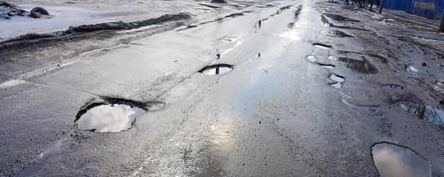 Оттепель вскрыла системную проблему разбитых и покрытых ямами дорог Петербурга