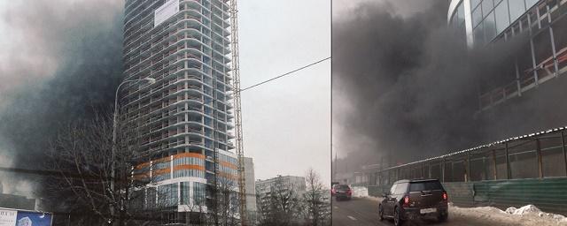 На западе Москвы из горящей строящейся высотки спасли 16 человек