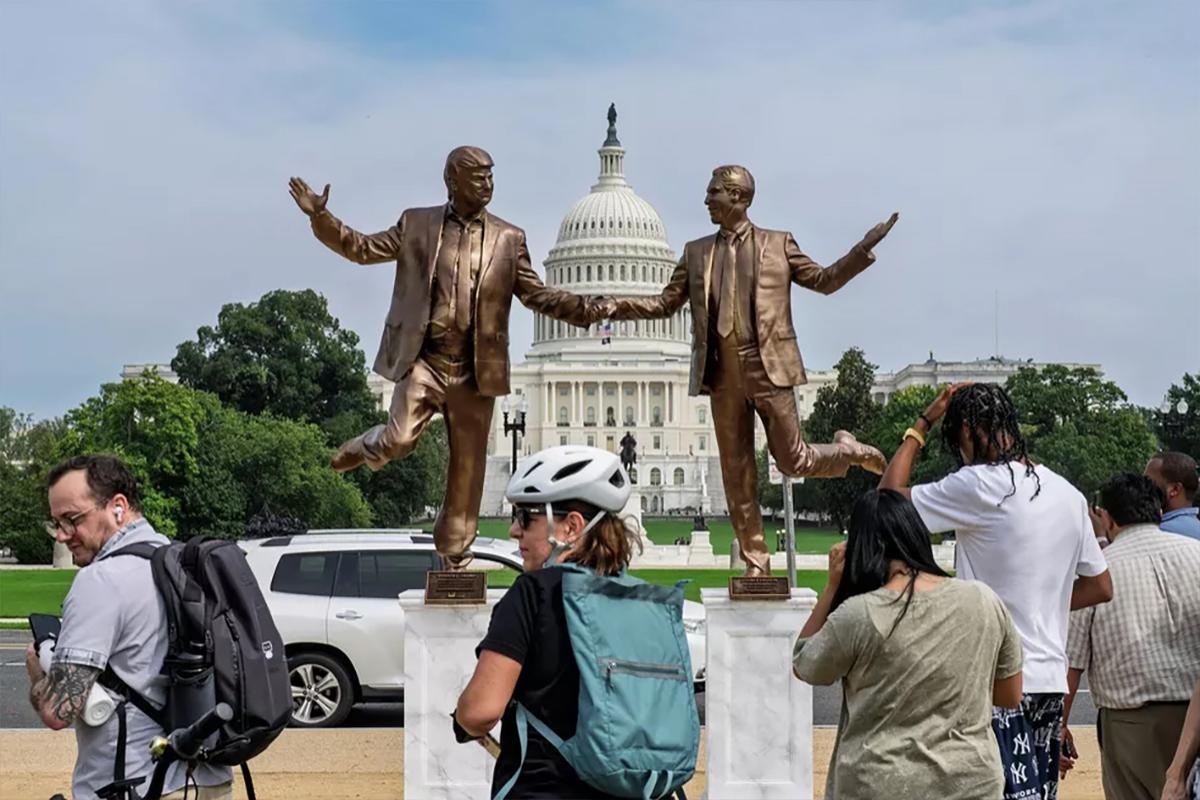 В Вашингтоне убрали статую Трампа и Эпштейна
