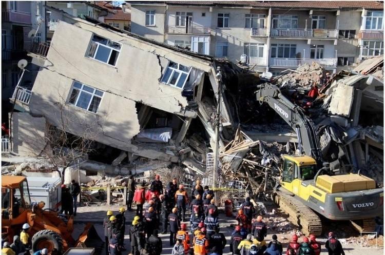 Число погибших в результате землетрясения на юго-востоке Турции возросло до 1498