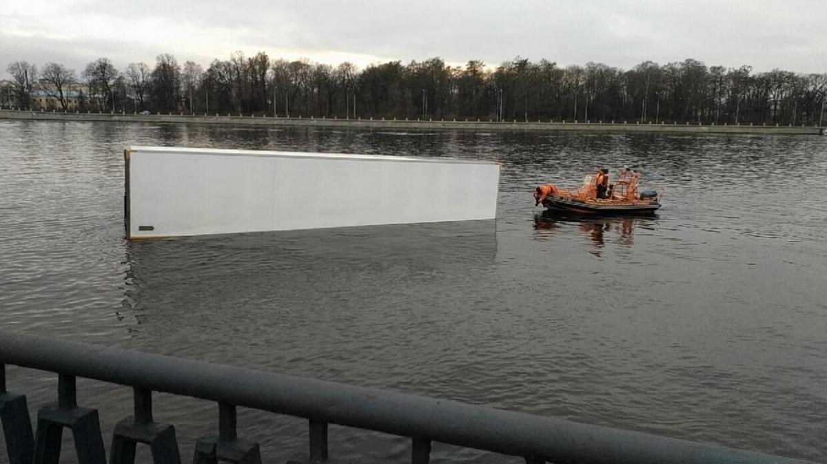 В Петербурге водитель большегруза погиб, съехав в Неву