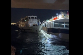 На Неве в Петербурге во время ночной прогулки столкнулись два туристических судна с пассажирами на борту