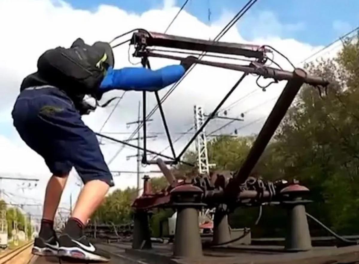 Упал с «Ласточки» и трое суток замерзал в овраге: под Клином спасли подростка-зацепера. Почему его друзья молчали?