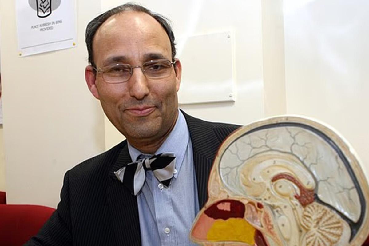 Хирург покалечил сотни пациентов, сбежал из Шотландии и получал пенсию 11 лет