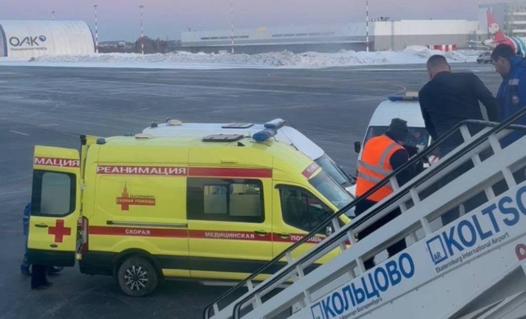 Самолет рейсом Омск - Москва сел в Екатеринбурге из-за потерявшего сознание пассажира
