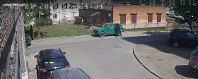 В Петрозаводске неизвестный разгромил припаркованную возле  жилых домов «Ниву»