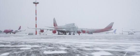 Более 50 рейсов задержали в аэропортах Москвы из-за снегопада