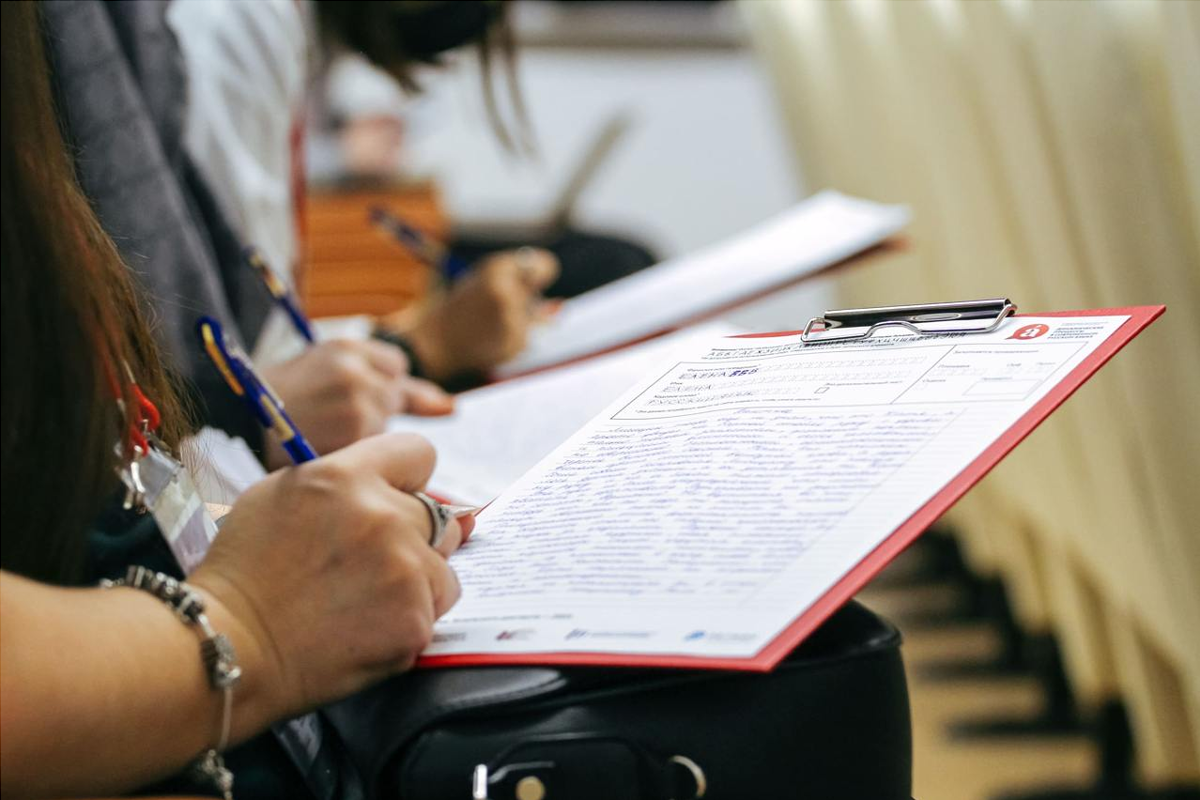 Тотальный диктант в Новосибирске диктовали министр, космонавт и скрипач