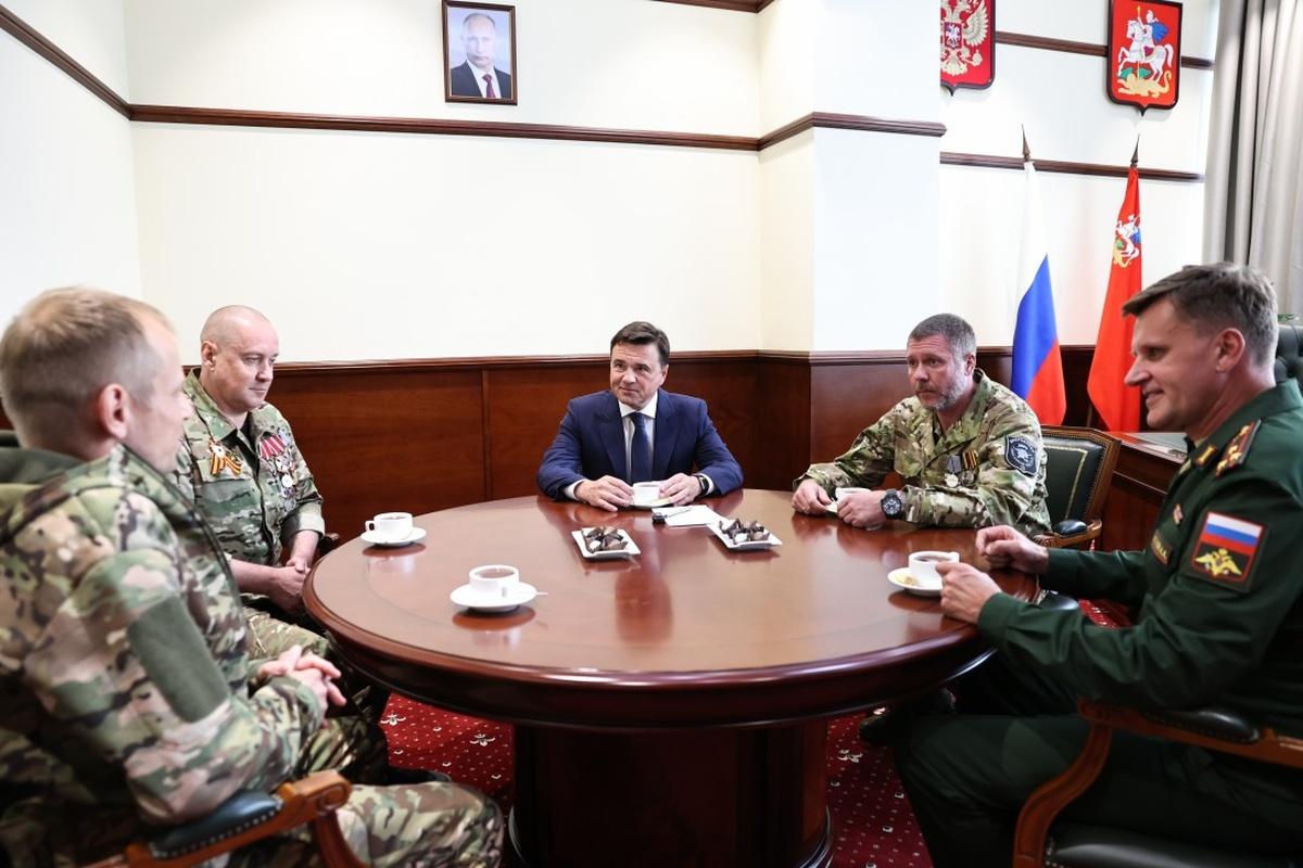 Андрей Воробьев вручил государственные награды бойцам подразделения БАРС