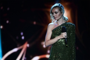 Полина Гагарина показала, как делает домашнее задание с 8-летней дочерью