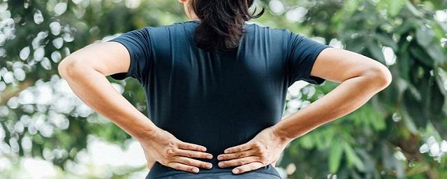 Специалисты NHS предупредили женщин, что боль в спине может быть симптомом рака