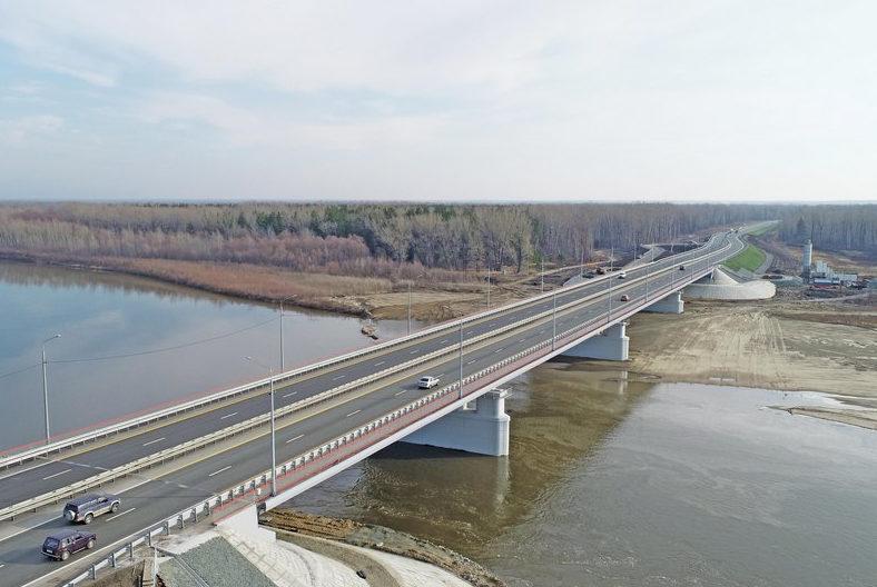 На Алтае запустили движение по мосту через реку Чумыш