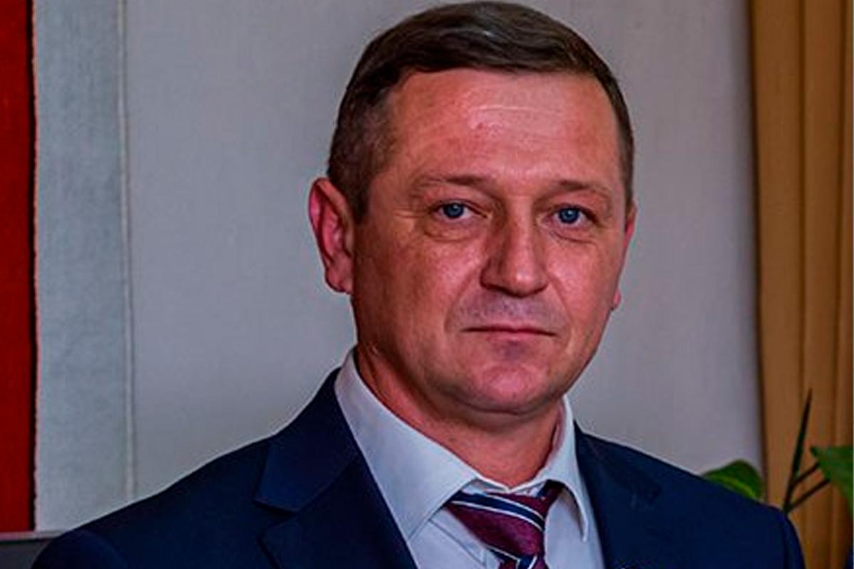 Спикер Народного Хурала Калмыкии Артем Михайлов в ходе личного приема дал разъяснения по вопросам трудоустройства и жилья