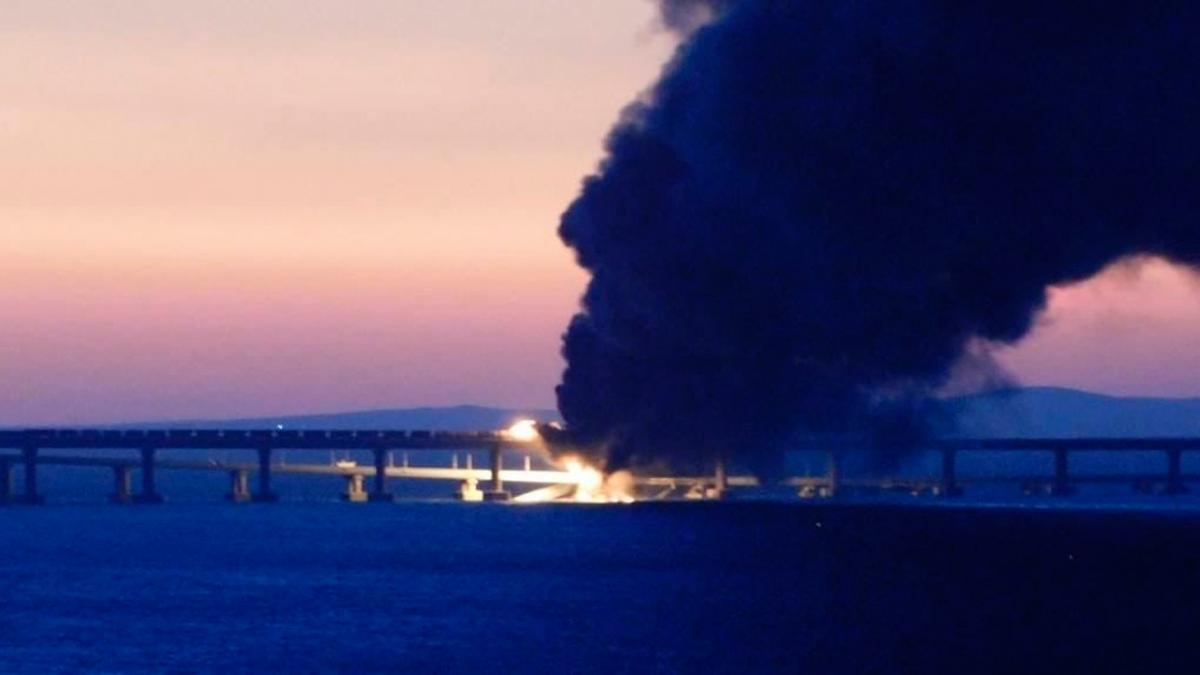 На Крымском мосту загорелась цистерна с топливом