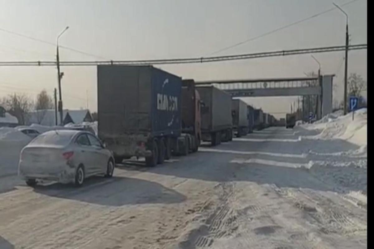 На трассе М-7 во Владимирской области застрявшие в пробке водители просят очистить дорогу