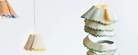 Японский дизайнер создала абажуры из древесной стружки с помощью станка-точилки